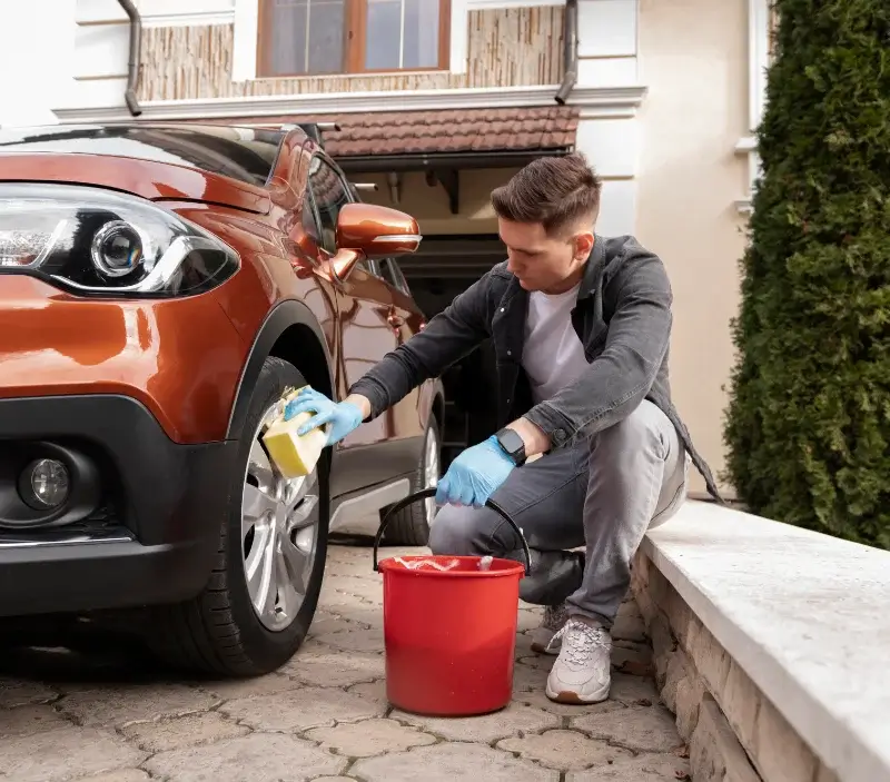 Lavage auto à domicile Saint-Quentin-sur-le-Homme : professionnel intervenant sur un véhicule